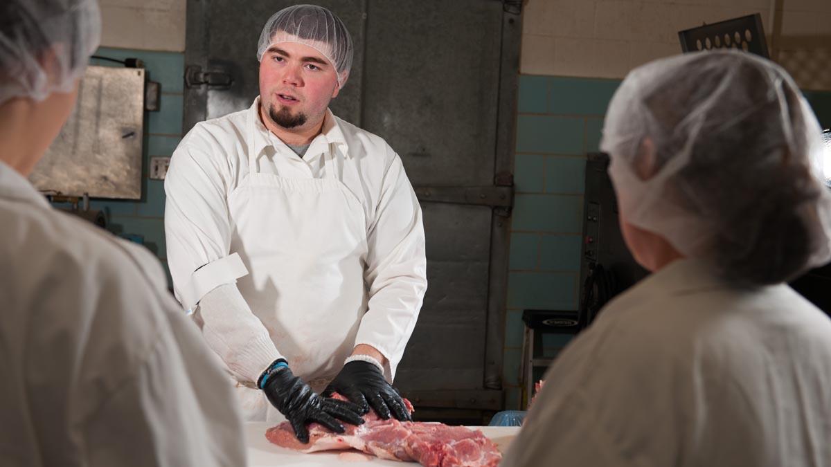 詹姆斯·纳萨多斯在教学生如何切肉.