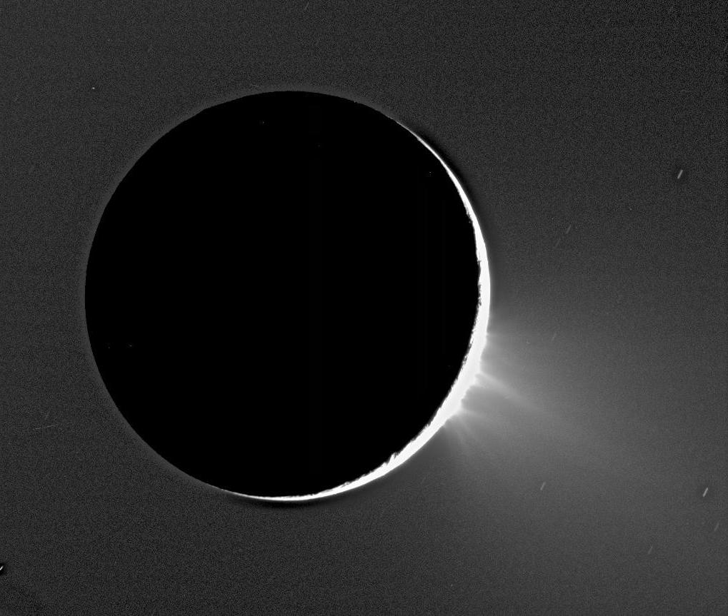 土卫二被太阳背光.